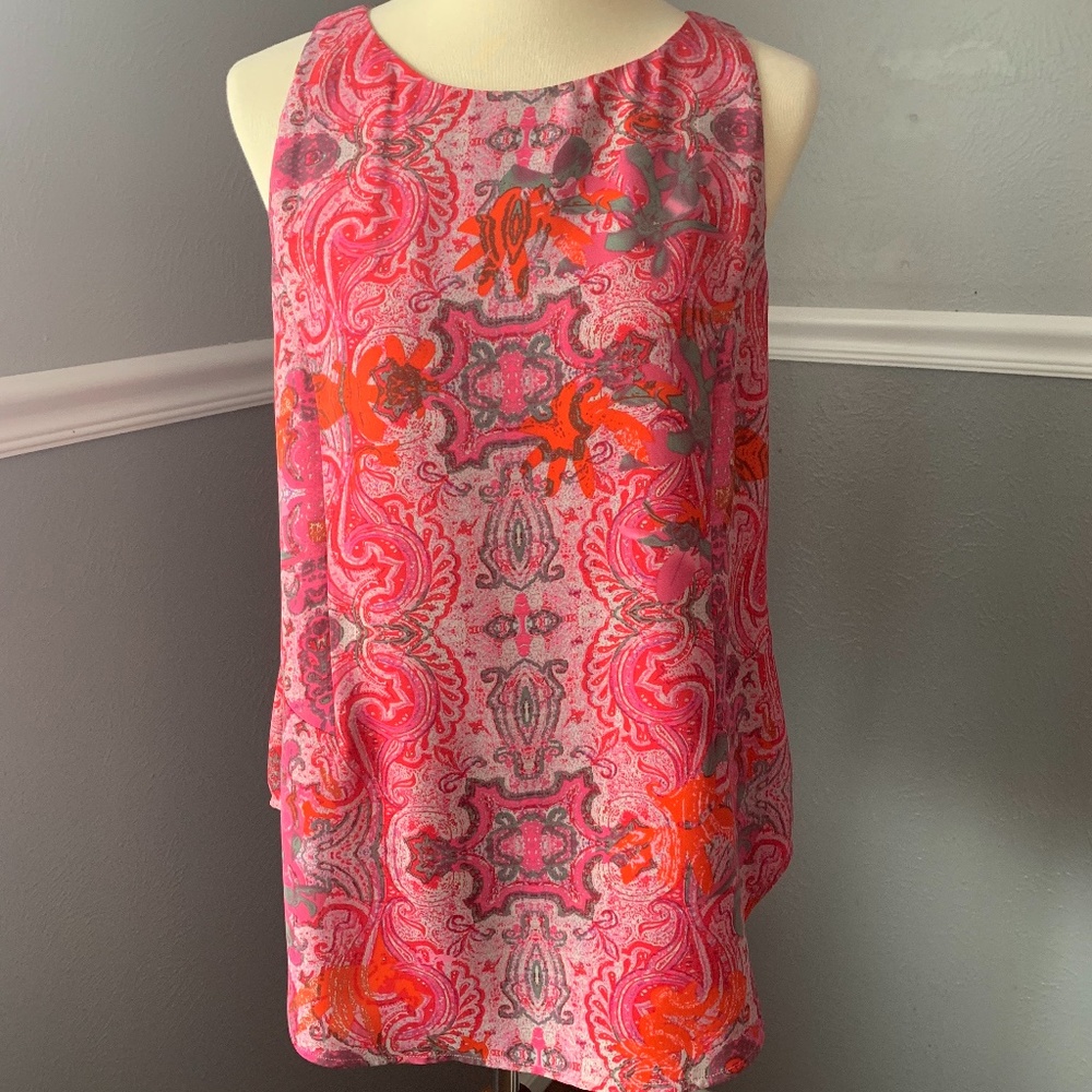 Beautiful tunic. Great for the business woman